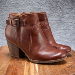 Women's Clarks Bergen Vibe Bootie - Dark Tan Leather, Size 8.5 US [261 52561]